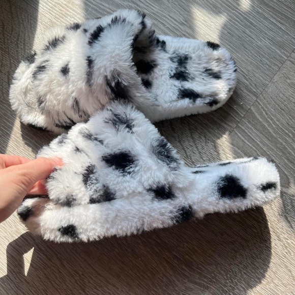 3/$35✨ Cow print fuzzy slippers - Picture 1 of 5